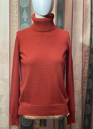 Вовняний светр коралового кольору