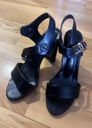 Чорні базові босоніжки