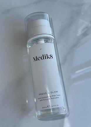 Medik8 press & glow очищуючий тонік-ексфоліант для обличчя