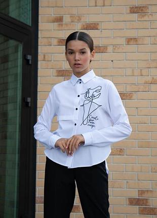 Біла блуза з абстрактним дизайном 🤍