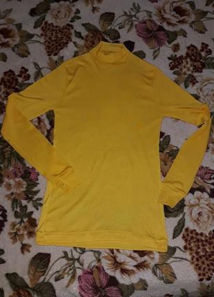 Желтая водолазка