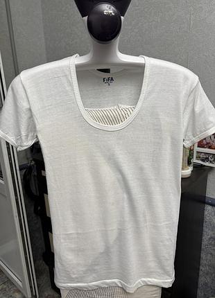 Белая футболка