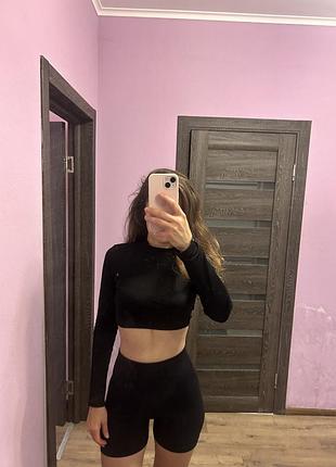 Топ чорний короткий