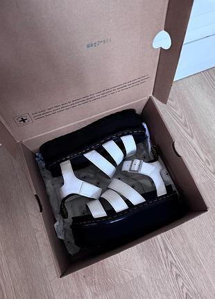 Нові оригінальні босоніжки dr. martens 37 розмір (24 см)5 фото