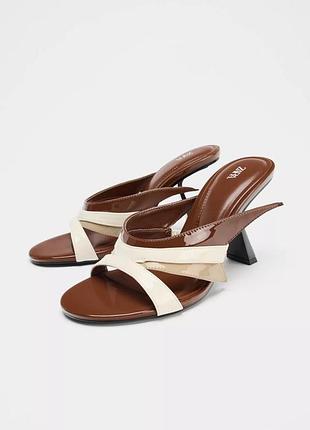 Асимметичные босоножки на каблуках