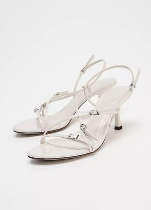 Босоножки на каблуке с пряжками