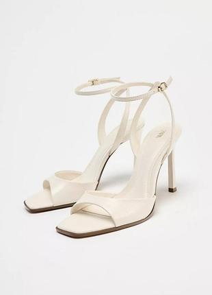 Лакированные босоножки на каблуках