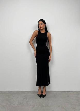Облягаюча довга чорна сукня з розрізом на нозі