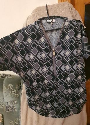 Жіноча блуза  футболка із коротким рукавом 77см довжина, 60 в грудях(напів), горловини оброблена замком крупним дуже оригінально,в сірих тонах