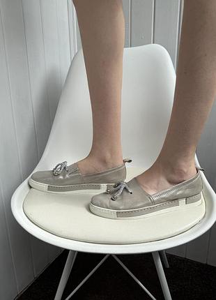 Туфлі, балетки, лофери mario muzi, жіночі, декоровані шнурівкою, з напиленням, сіро-бежевого кольору, матеріал натуральна шкіра, розмір 38-38,5