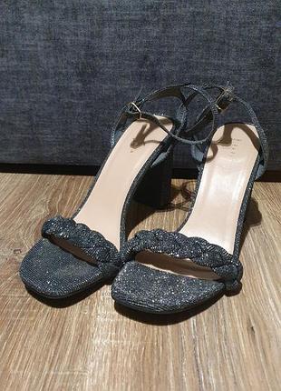 Босоніжки блискучі на товстому підборі темне срібло
