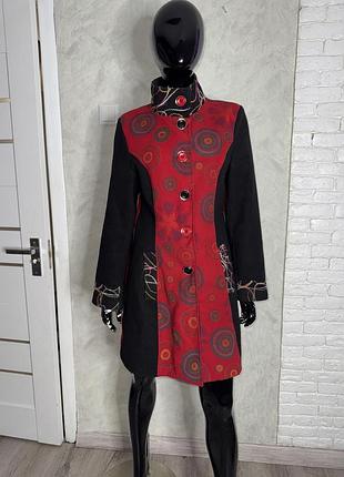 Оригінальне пальто в стилі desigual