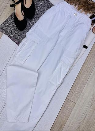 Білі штани bershka xs брюки карго літні брюки з накладними кишенями прямі штани жіночі