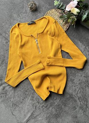 Лонгслів в рубчик з блискавкою