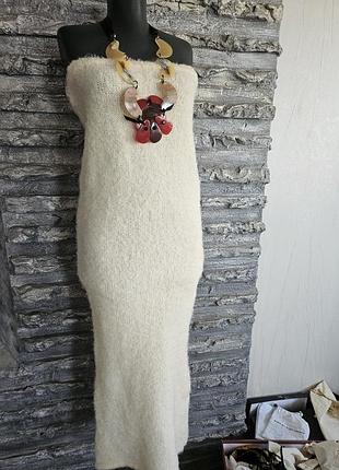 Платье чулки светлое с голыми плечами тепла фактура