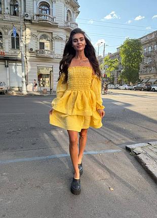 Пышное мини платье муслин праздничное бандо многослойная жатка приталенная рукав длинный плечи открыты