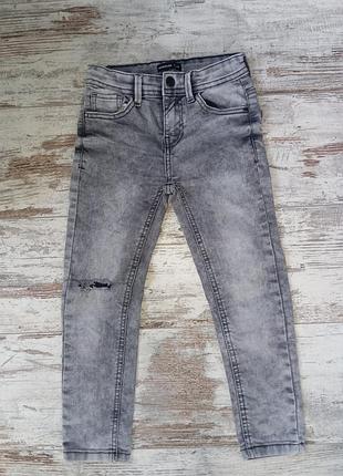 Стильные джинсы на мальчика размер 116
