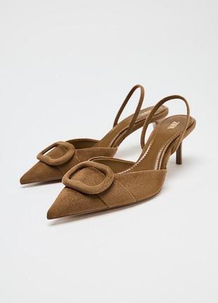 Открытые туфли с украшением zara