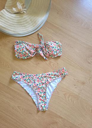 Раздельный купальник без бретелек.