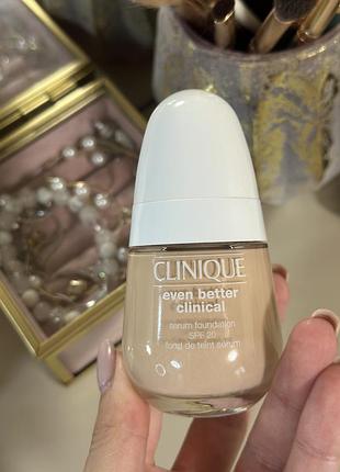 Тональна основа clinique