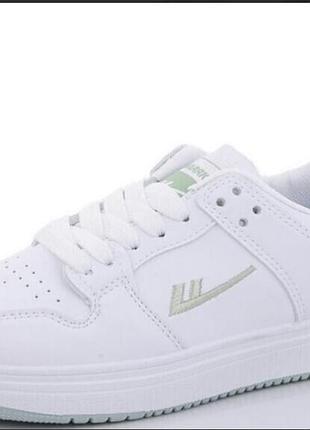 Білі жіночі кросівки