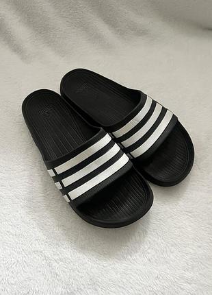 Шлёпанцы фирмы adidas размер k 8 (наш 40 размер) по стельке 26 см.