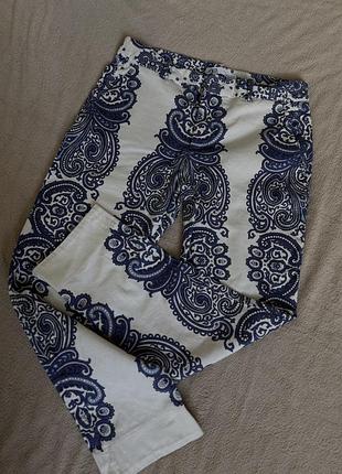 ✨ стильні жіночі штани zara з візерунком пейсли ✨ колір: білий фон з темно-синім вишуканим пейсли-принтом🤍 розмір: eur 38 / usa 06 / mex 28
