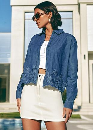 Стильна жіноча джинсова сорочкою
