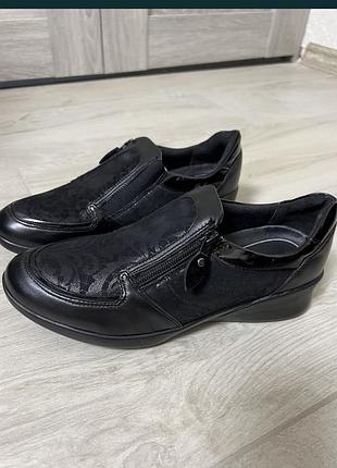 Жіночі кросівки