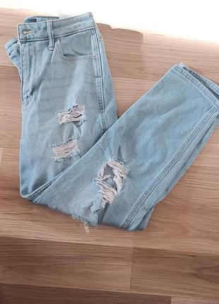 Рваные джинсы мом hollister