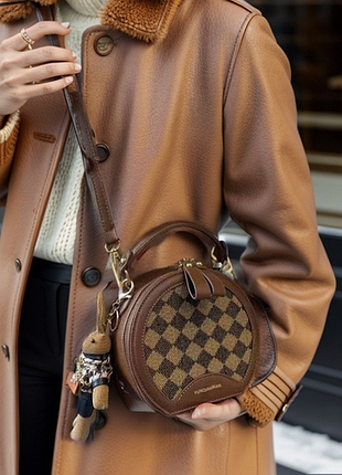 Круглая женская сумочка на плечо с зайчиком брелоком, маленькая сумка для девочек с зайчиком