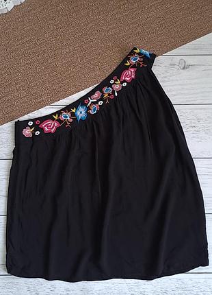 Блузка с вышивкой на одно плечо