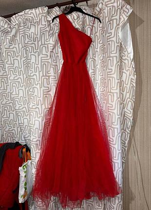 Вечернее выпускное платье макси из фатина на одно плечо