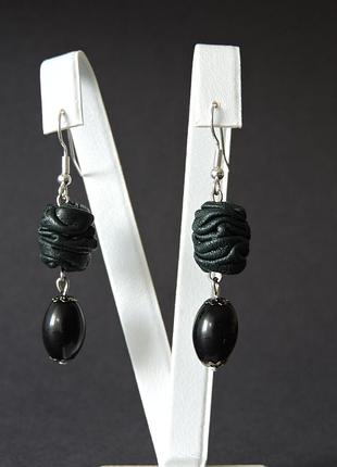 Сережки зі шкіри з агатом шкіряні сережки краплі, серьги из кожи зеленые