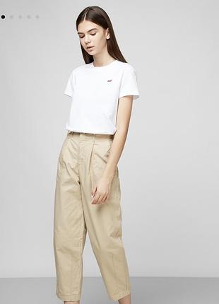 Жіночі штани від levi's у новому стані.