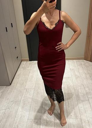 Бордове обтисле плаття