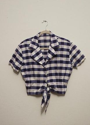 Жіноча сорочка на зав'язках з переду.