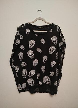 Женская свободная черная футболка с черепами.
