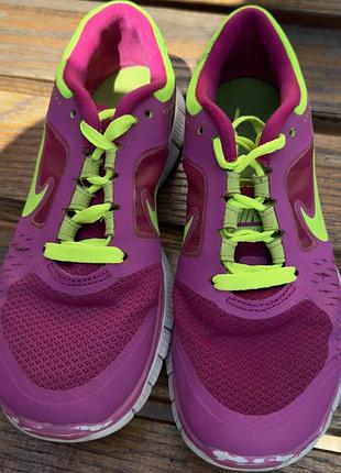 Малинові кросівки з неоновими шнурками