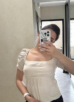 Топ  у модному «масляному» відтінку