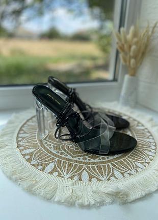 Босоніжки на підборах