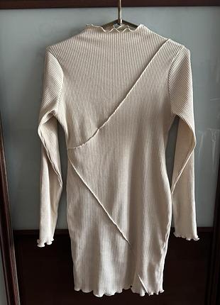 Теплое платье в рубчик с высоким воротником