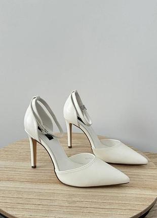 Білі туфлі на каблуку базові туфлі на шпильці класичні туфлі світлі туфельки білі туфлі на підборах туфлі база