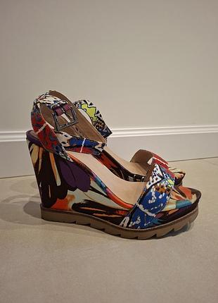 Босоножки bronx, яркие, очень женские.