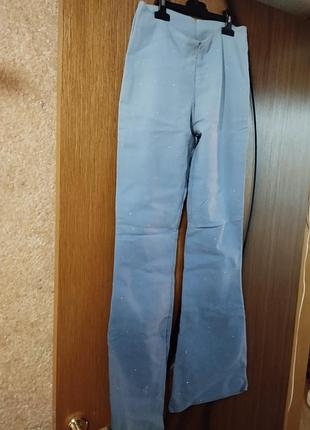 Брюки с блесками с трикотажного джинса на худенькую девушку