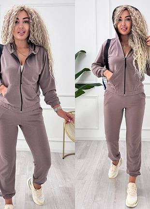 Жіночий костюм