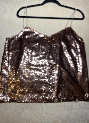 Яскрава майка на тонких бретельках, щільно розшита паєтками