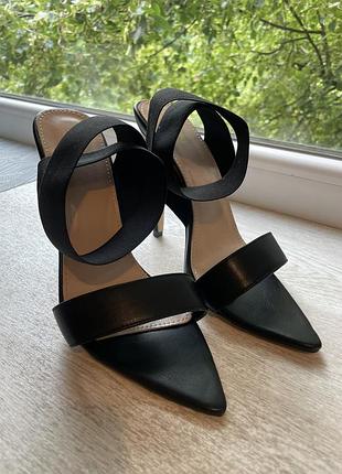 Босоніжки на шпильці