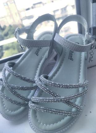 Босоніжки на дівчинку 29 розмір нові