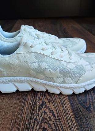 Новые женские кроссовки
